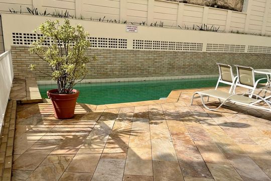Apartamento na Vila Anglo Brasileira com 3 quartos, sendo 1 suíte, varanda e academia no condomínio. Compra ideal! — Piscina
