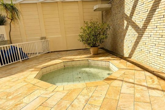 Apartamento na Vila Anglo Brasileira com 3 quartos, sendo 1 suíte, varanda e academia no condomínio. Compra ideal! — Piscina