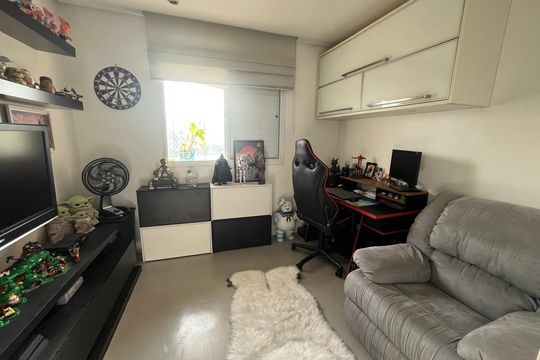 Apartamento na Vila Anglo Brasileira com 3 quartos, sendo 1 suíte, varanda e academia no condomínio. Compra ideal! — Quarto