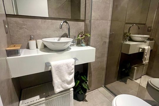 Apartamento na Vila Anglo Brasileira com 3 quartos, sendo 1 suíte, varanda e academia no condomínio. Compra ideal! — Banheiro