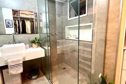 Apartamento na Vila Anglo Brasileira com 3 quartos, sendo 1 suíte, varanda e academia no condomínio. Compra ideal! — Banheiro