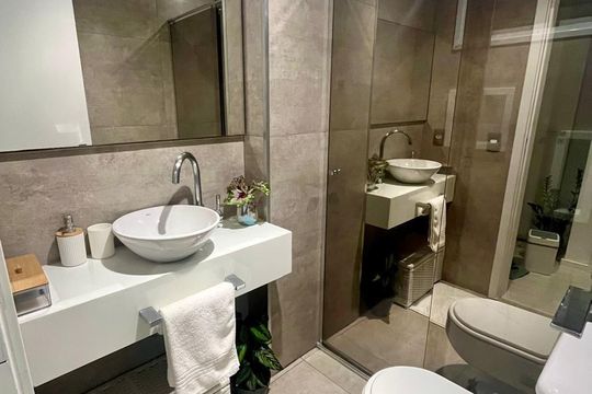 Apartamento na Vila Anglo Brasileira com 3 quartos, sendo 1 suíte, varanda e academia no condomínio. Compra ideal! — Banheiro