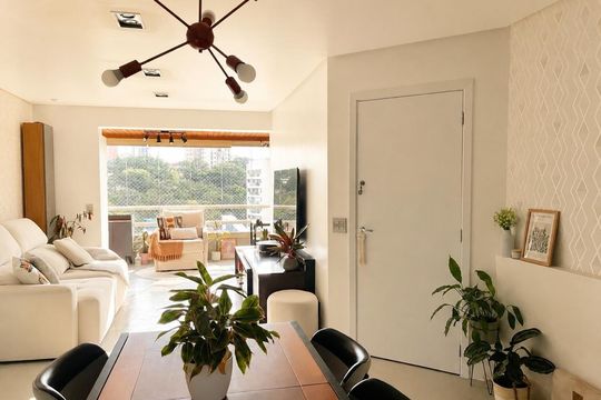 Apartamento na Vila Anglo Brasileira com 3 quartos, sendo 1 suíte, varanda e academia no condomínio. Compra ideal! — Sala