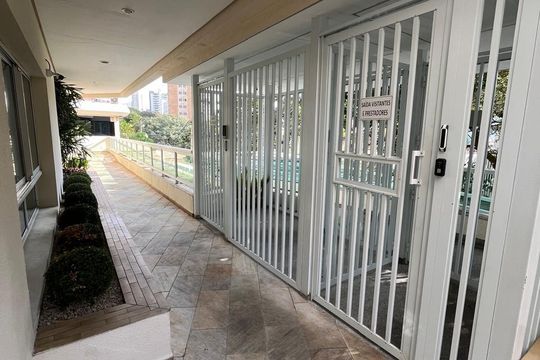 Apartamento na Vila Anglo Brasileira com 3 quartos, sendo 1 suíte, varanda e academia no condomínio. Compra ideal! — Área Externa
