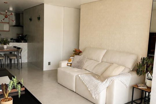 Apartamento na Vila Anglo Brasileira com 3 quartos, sendo 1 suíte, varanda e academia no condomínio. Compra ideal! — Sala