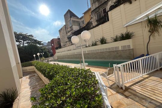 Apartamento na Vila Anglo Brasileira com 3 quartos, sendo 1 suíte, varanda e academia no condomínio. Compra ideal! — Piscina