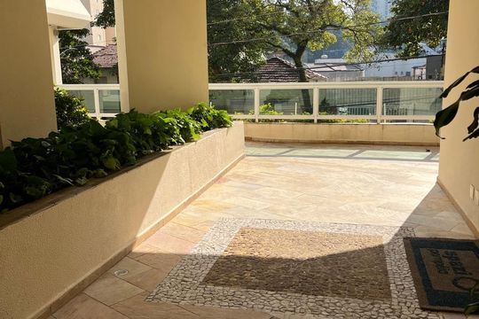 Apartamento na Vila Anglo Brasileira com 3 quartos, sendo 1 suíte, varanda e academia no condomínio. Compra ideal! — Área Externa