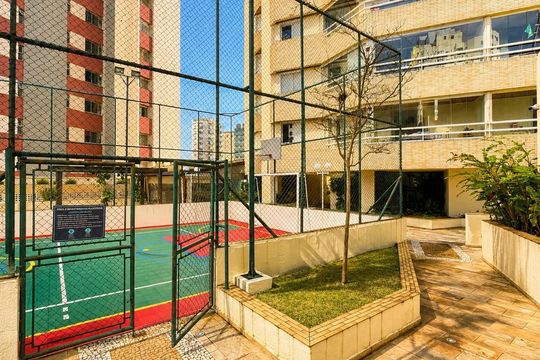 Apartamento na Vila Anglo Brasileira com 3 quartos, sendo 1 suíte, varanda e academia no condomínio. Compra ideal! — Quadra Poliesportiva