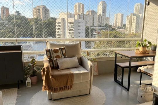 Apartamento na Vila Anglo Brasileira com 3 quartos, sendo 1 suíte, varanda e academia no condomínio. Compra ideal! — Varanda