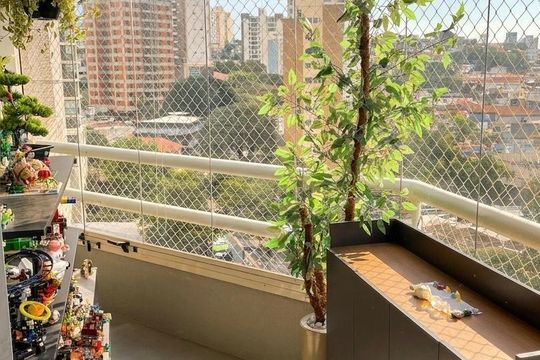 Apartamento na Vila Anglo Brasileira com 3 quartos, sendo 1 suíte, varanda e academia no condomínio. Compra ideal! — Varanda
