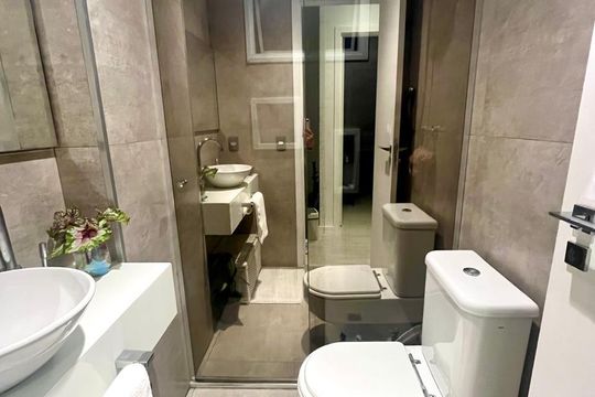 Apartamento na Vila Anglo Brasileira com 3 quartos, sendo 1 suíte, varanda e academia no condomínio. Compra ideal! — Banheiro