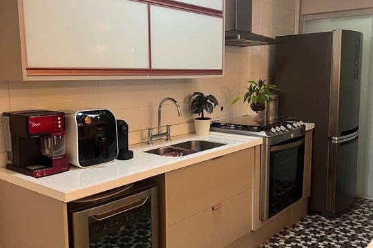 Apartamento na Vila Anglo Brasileira com 3 quartos, sendo 1 suíte, varanda e academia no condomínio. Compra ideal! — Cozinha