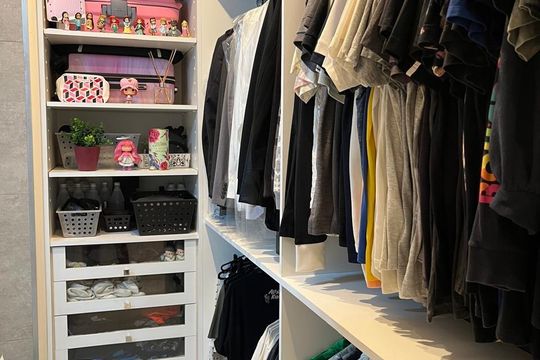 Apartamento na Vila Anglo Brasileira com 3 quartos, sendo 1 suíte, varanda e academia no condomínio. Compra ideal! — Closet