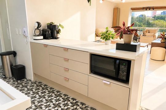 Apartamento na Vila Anglo Brasileira com 3 quartos, sendo 1 suíte, varanda e academia no condomínio. Compra ideal! — Cozinha
