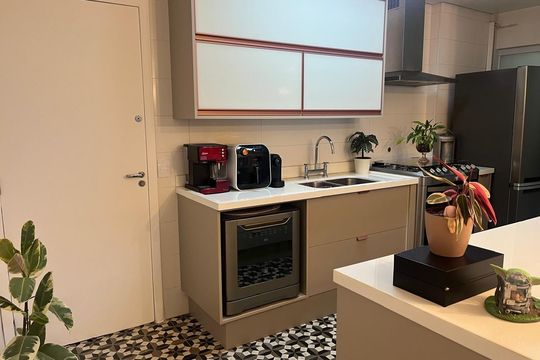 Apartamento na Vila Anglo Brasileira com 3 quartos, sendo 1 suíte, varanda e academia no condomínio. Compra ideal! — Cozinha