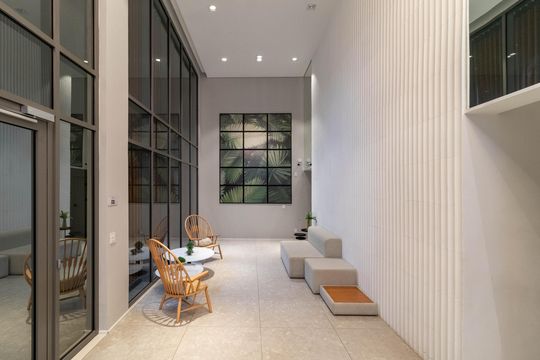 Venda de apartamento mobiliado, 2 quartos, com closet. — Área Comum