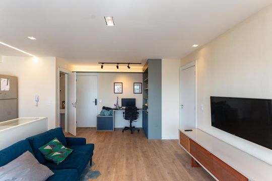 Venda de apartamento mobiliado, 2 quartos, com closet. — Sala
