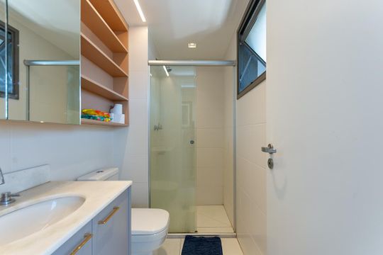 Venda de apartamento mobiliado, 2 quartos, com closet. — Banheiro do quarto 1 Suíte