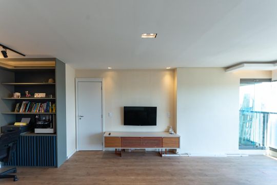 Venda de apartamento mobiliado, 2 quartos, com closet. — Sala