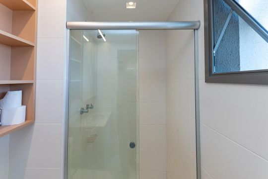 Venda de apartamento mobiliado, 2 quartos, com closet. — Banheiro do quarto 1 Suíte