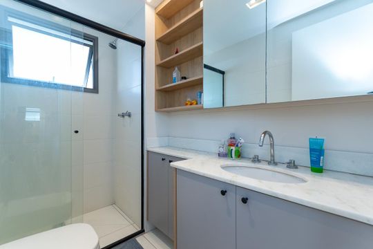 Venda de apartamento mobiliado, 2 quartos, com closet. — Banheiro do quarto 2 Suíte