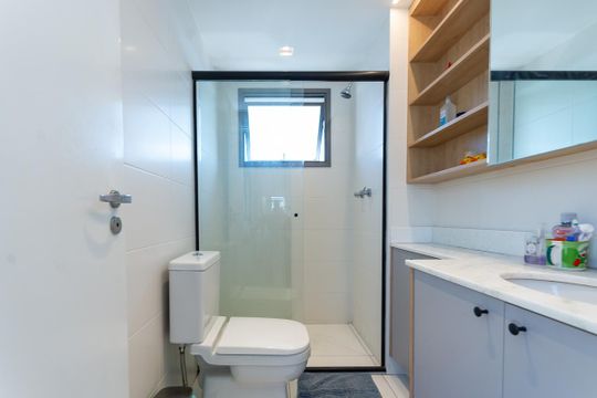 Venda de apartamento mobiliado, 2 quartos, com closet. — Banheiro do quarto 2 Suíte