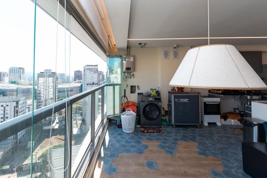 Venda de apartamento mobiliado, 2 quartos, com closet. — Varanda Estendida