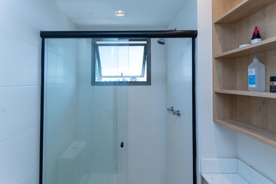 Venda de apartamento mobiliado, 2 quartos, com closet. — Banheiro do quarto 2 Suíte