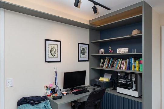 Venda de apartamento mobiliado, 2 quartos, com closet. — Sala
