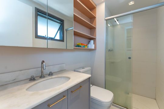 Venda de apartamento mobiliado, 2 quartos, com closet. — Banheiro do quarto 1 Suíte