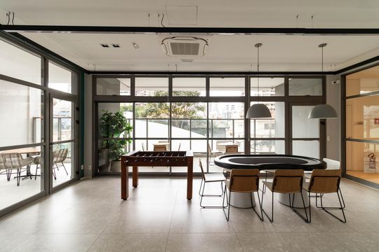 Venda de apartamento mobiliado, 2 quartos, com closet. — Área Comum
