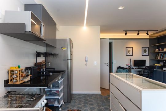 Venda de apartamento mobiliado, 2 quartos, com closet. — Cozinha Americana