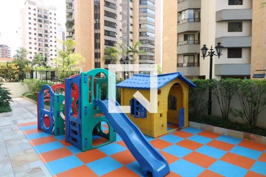 Comprar apartamento em Perdizes com 4 quartos, piscina, quintal e closet. Mobiliado. — Playground