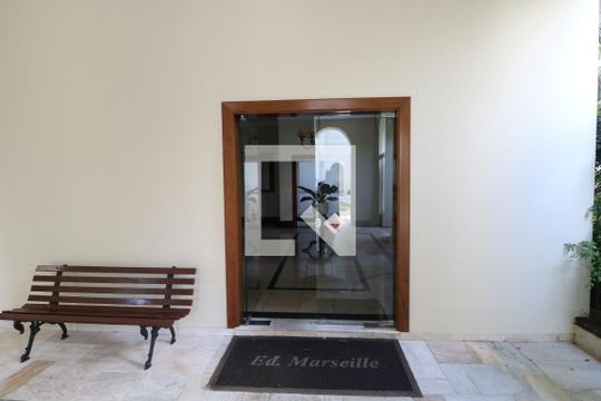 Comprar apartamento em Perdizes com 4 quartos, piscina, quintal e closet. Mobiliado. — Hall de entrada