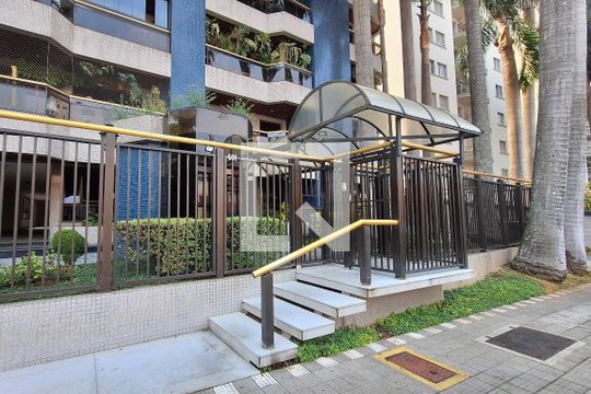 Comprar apartamento mobiliado na Vila Mariana com 4 quartos, quintal, varanda e piscina no condomínio. — Fachada