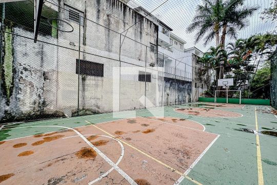 Comprar apartamento mobiliado na Vila Mariana com 4 quartos, quintal, varanda e piscina no condomínio. — Quadra Esportiva