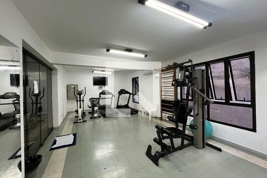 Comprar apartamento mobiliado na Vila Mariana com 4 quartos, quintal, varanda e piscina no condomínio. — Academia