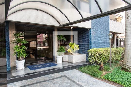 Comprar apartamento mobiliado na Vila Mariana com 4 quartos, quintal, varanda e piscina no condomínio. — Entrada