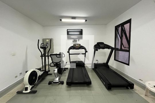 Comprar apartamento mobiliado na Vila Mariana com 4 quartos, quintal, varanda e piscina no condomínio. — Academia