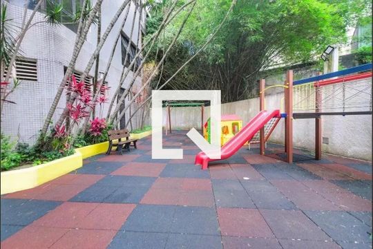 Comprar apartamento mobiliado na Vila Mariana com 4 quartos, quintal, varanda e piscina no condomínio. — Playground