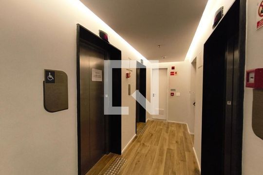 Comprar apartamento mobiliado na Vila Mariana com 3 suítes, varanda, academia e piscina no condomínio. — Elevador