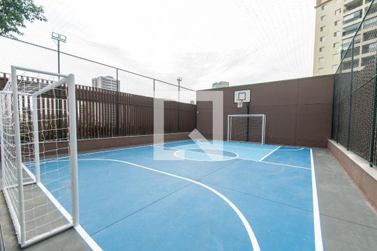Comprar apartamento mobiliado na Vila Mariana com 3 suítes, varanda, academia e piscina no condomínio. — Quadra poliesportiva