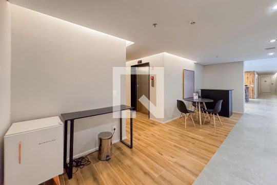 Comprar apartamento mobiliado na Vila Mariana com 3 suítes, varanda, academia e piscina no condomínio. — Hall Social