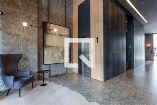 Apartamento mobiliado, 2 suítes, piscina no condomínio, permite animais. Ideal para comprar. — Hall
