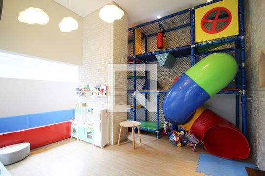 Apartamento mobiliado, 2 suítes, piscina no condomínio, permite animais. Ideal para comprar. — Brinquedoteca