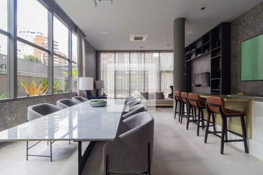 Apartamento mobiliado, 2 suítes, piscina no condomínio, permite animais. Ideal para comprar. — Salão de Festas