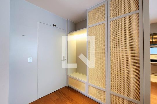 Apartamento mobiliado, 2 suítes, piscina no condomínio, permite animais. Ideal para comprar. — Entrada
