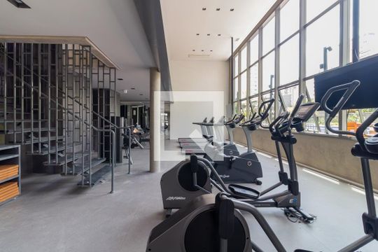Apartamento mobiliado, 2 suítes, piscina no condomínio, permite animais. Ideal para comprar. — Academia