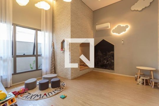 Apartamento mobiliado, 2 suítes, piscina no condomínio, permite animais. Ideal para comprar. — Área comum