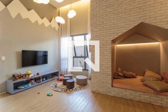 Apartamento mobiliado, 2 suítes, piscina no condomínio, permite animais. Ideal para comprar. — Área comum